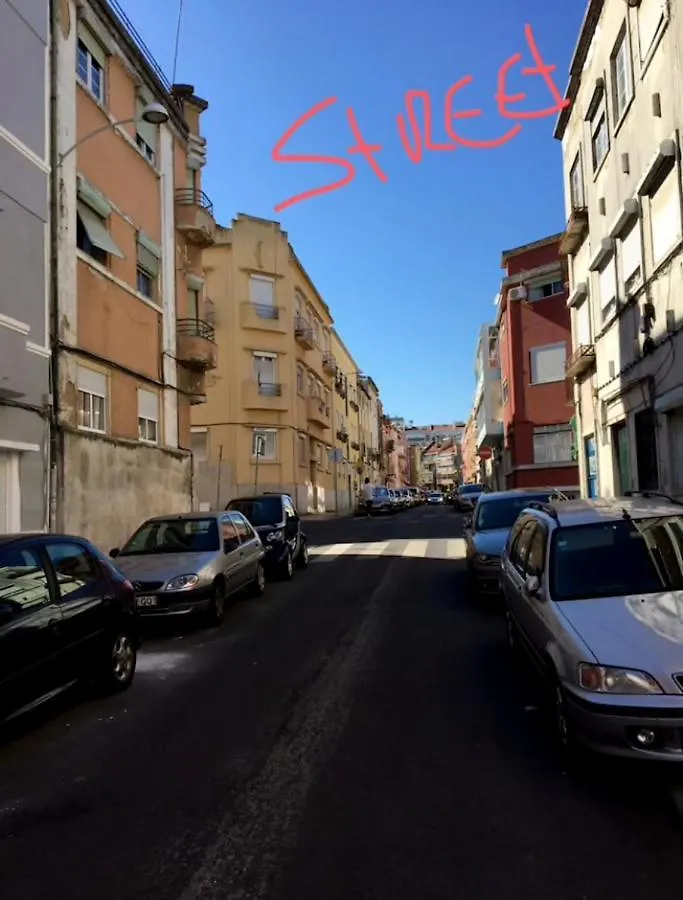 Sunny Apartment In A Typical Lisbon Neighborhood