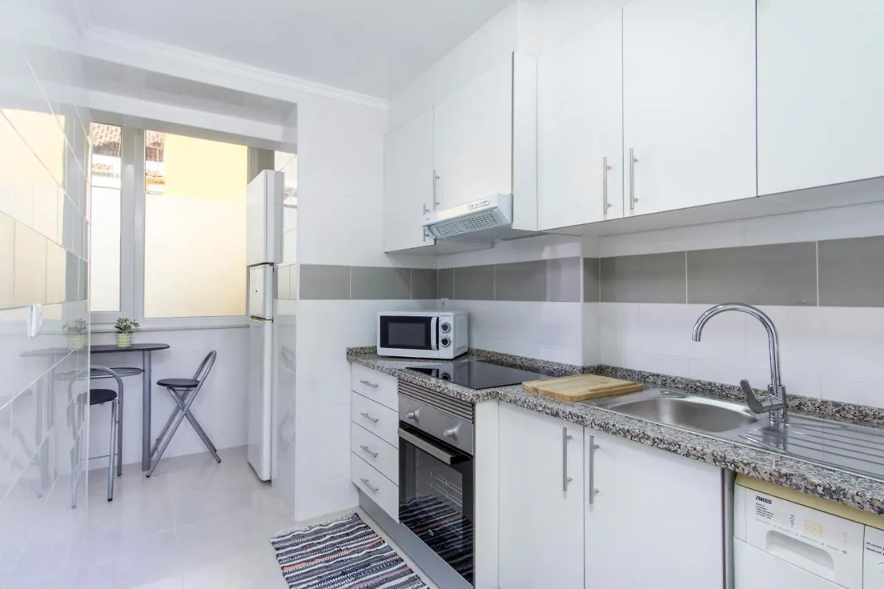 Sunny Apartment In A Typical Lisbon Neighborhood