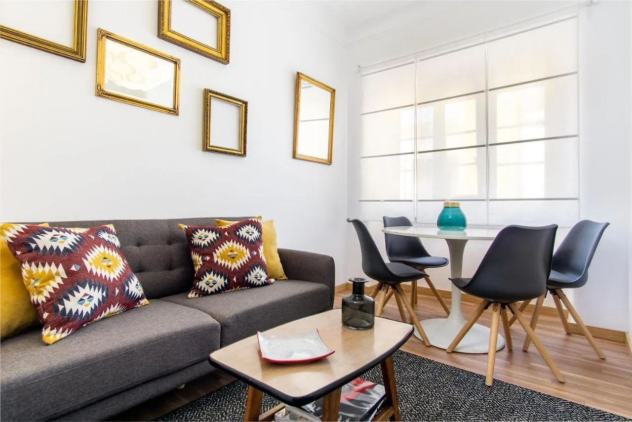 Sunny Apartment In A Typical Lisbon Neighborhood