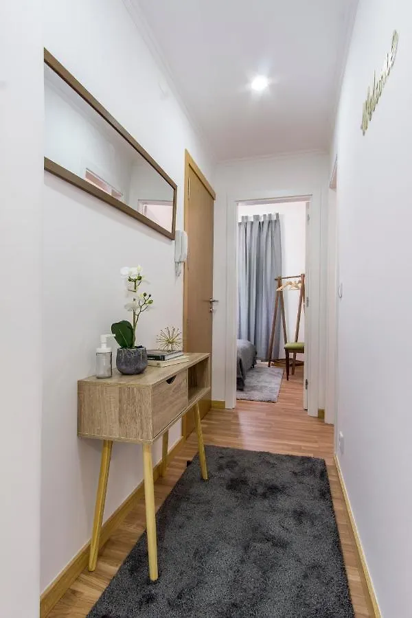 Sunny Apartment In A Typical Lisbon Neighborhood
