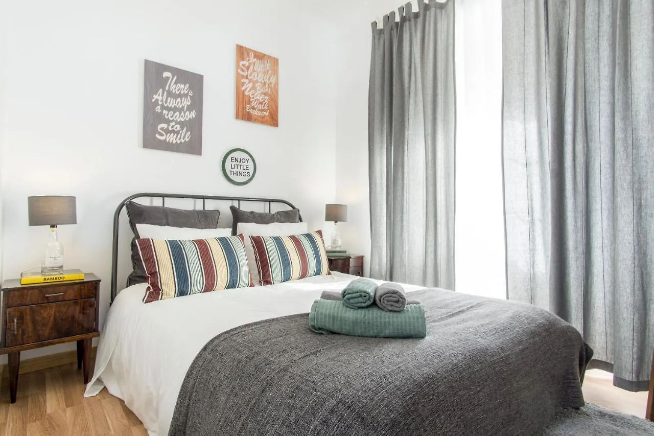 Sunny Apartment In A Typical Lisbon Neighborhood